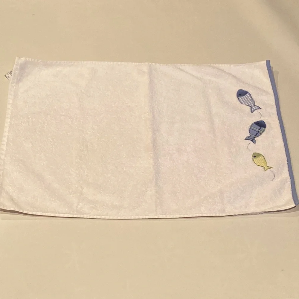 EUC Fascinate by Ozer Fishes Embroidered Towel 18 x 28 100% Cotton